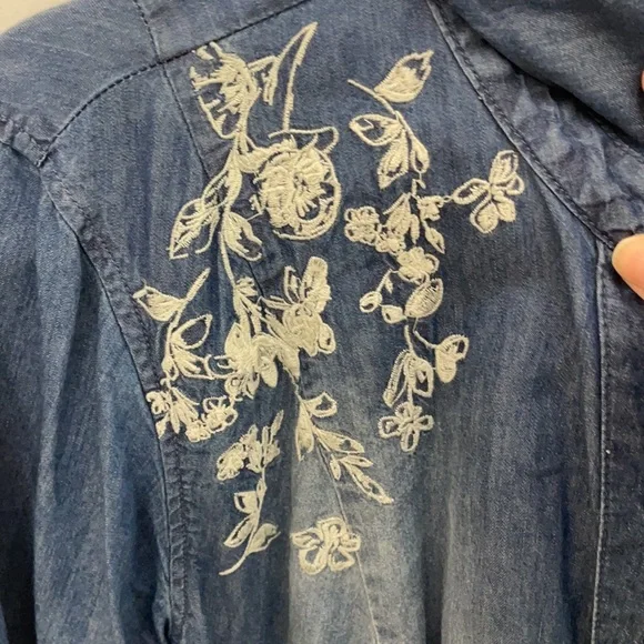 Chambray Tencel Floral Embroidered Tunic 1X - Picture 3 of 4